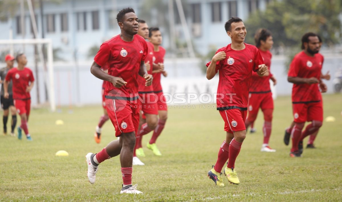 Pemain anyar Persija Jakarta, Osas Saha (kiri) bersama rekan-rekannya melakukam joging dalam latihan di Lapangan PS AU, TNI AU, Halim. Copyright: © Herry Ibrahim/INDOSPORT