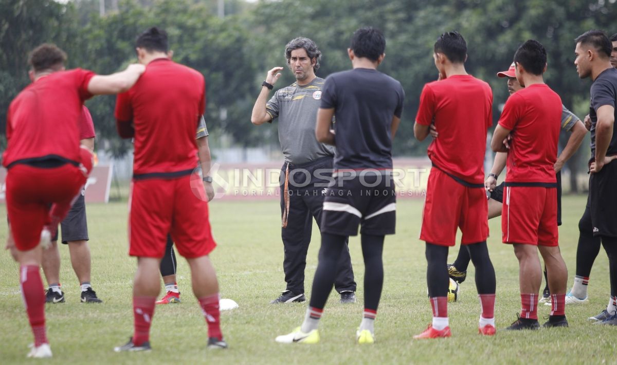 Pelatih Persija, Stefano Cugurra Teco (tengah) saat memberi arahan kepada para pemain Persija Jakarta. Copyright: © Herry Ibrahim/INDOSPORT