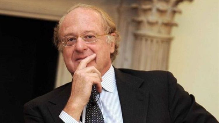 Presiden klub Serie A Italia, AC Milan, yang bernama Paolo Scaroni, meremehkan Juventus dengan menyebut bahwa Bianconeri tidak selevel dengan Rossoneri. Copyright: © AC Milan News