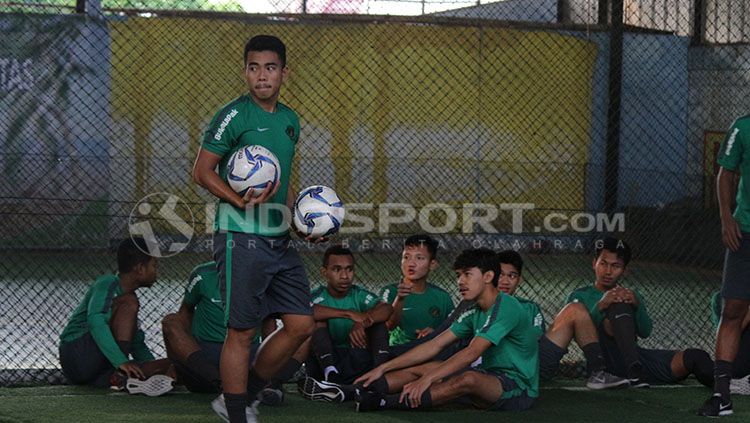 Kapten Nurhidayat (berdiri), kapten Timnas Indonesia U-19. Copyright: © Fitra Herdian/Indosport