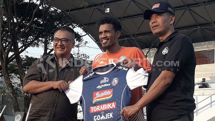 Alfin Tuasalamony saat diperkenalkan manajemen Arema FC di Stadion UMM pada pertengahan Liga 1 musim 2018. Copyright: © Ian Setiawan/Indosport