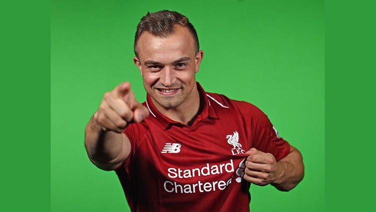 Xherdan Shaqiri berpose dengan seragam Liverpool sesaat setelah bergabung. Copyright: © Indosport.com