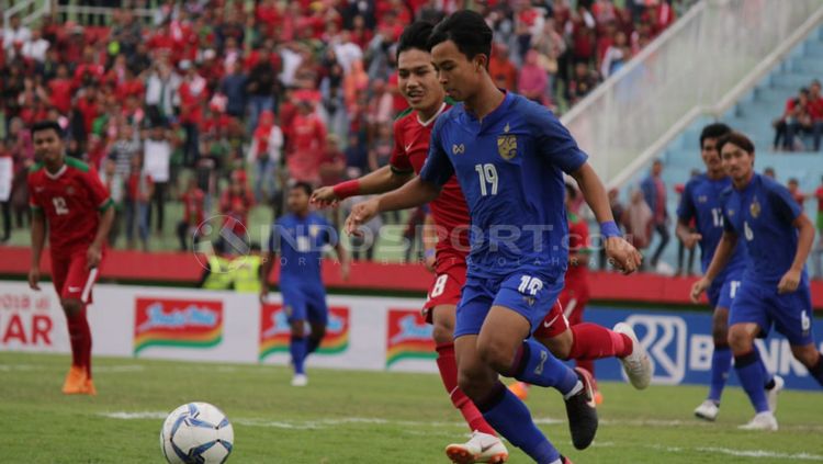 Witan Sulaiman gandeng pemain Thailand. Copyright: © Fitra Herdian/INDOSPORT