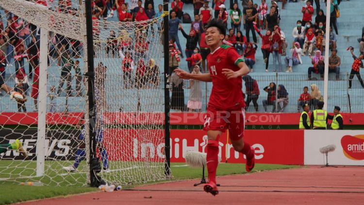 Feby Eka nyaris membuat gol indah dalam laga Timnas Indonesia U-23 vs Thailand di Merlion Cup 2019. Copyright: © Fitra Herdian/INDOSPORT