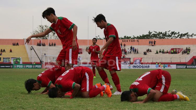 Sujud syukur pemain Timnas Indonesia usai mencetak gol ke gawang Thailand. Copyright: © Fitra Herdian/INDOSPORT