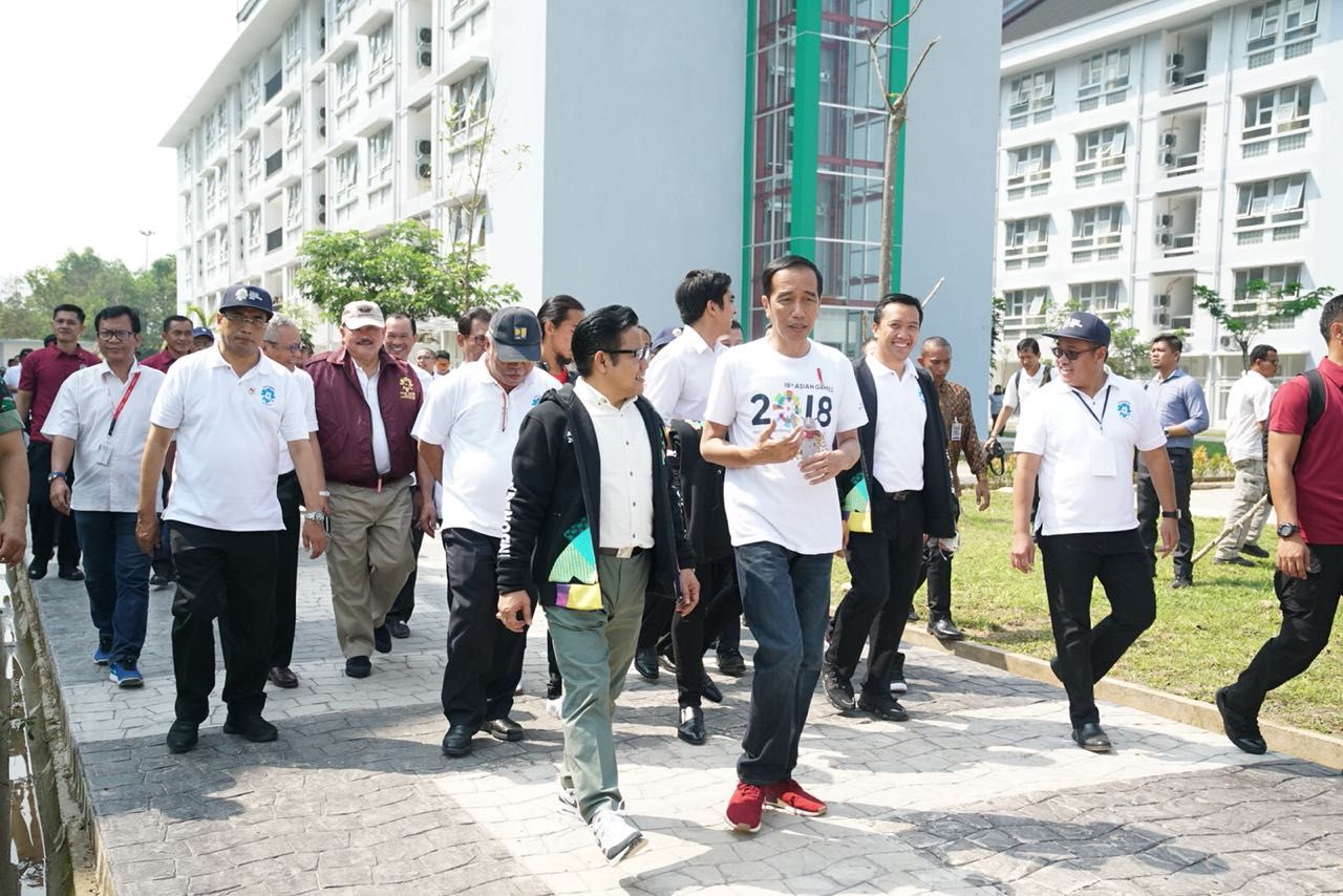 Presiden Joko Widodo dan rombongan mengunjungi Jakabaring Sport City. Copyright: © Muhammad Effendi/INDOSPORT