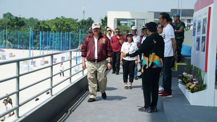 Presiden Joko Widodo dan rombongan mengunjungi Jakabaring Sport City. Copyright: © Muhammad Effendi/INDOSPORT