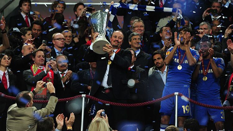 Rafael Benitez saat mempersembahkan gelar Liga Europa untuk Chelsea. Copyright: © INDOSPORT