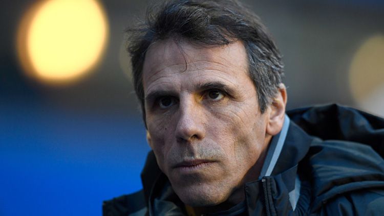 Gianfranco Zola dilaporkan jadi asisten pelatih di Chelsea. Copyright: © Getty Images