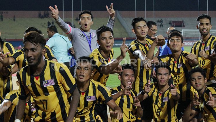 Para pemain Malaysia U-18 merayakan keberhasilan menjadi juara di ajang Piala AFF U-18 2018. Copyright: © INDOSPORT