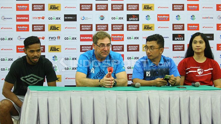 Hasim Kipuw dan Robert Rene Alberts di sesi konferensi pers. Copyright: © Wira Wahyu Utama/INDOSPORT