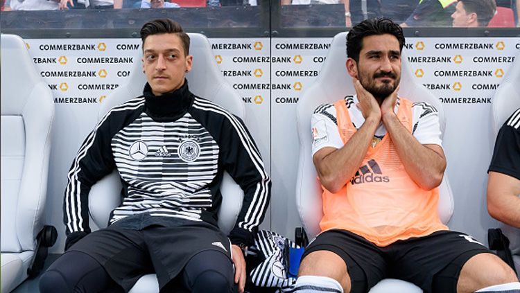 Mesut Ozil dan Ilkay Gundogan, dua gelandang tengah Timnas Jerman di Piala Dunia 2018 duduk di bangku cadangan. Copyright: © Getty Images