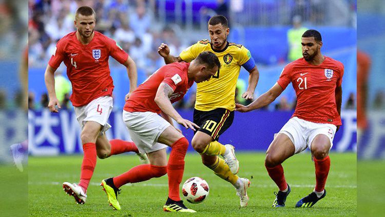 Kapten Belgia Eden Hazard berusaha melewati pemain Inggris di Piala Dunia 2018. Copyright: © Getty Images