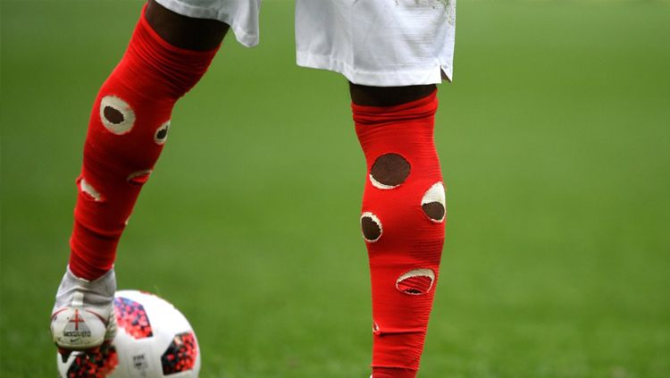 Bek Timnas Inggris, Danny Rose, saat tampil melawan Belgia dengan kaus kaki bolong-bolong. Copyright: &copy; Getty Images
