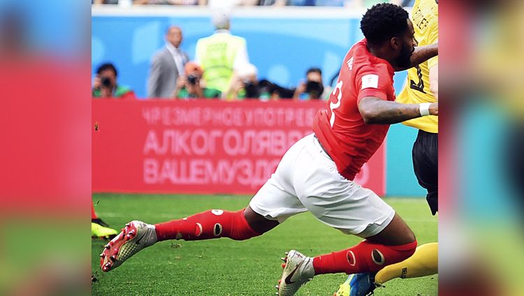 Bek Timnas Inggris, Danny Rose, saat tampil melawan Belgia dengan kaus kaki bolong-bolong. Copyright: &copy; Getty Images
