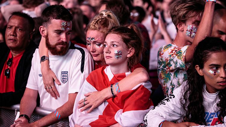 Fans Timnas Inggris sempat terjebak diluar stadion hingga tidak bisa mendukung tim tercintanya. Copyright: © Getty Images