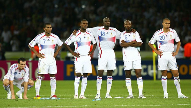 Skuat Prancis lesu setelah takluk dari Italia di Final Piala Dunia 2006. Copyright: © Getty Images