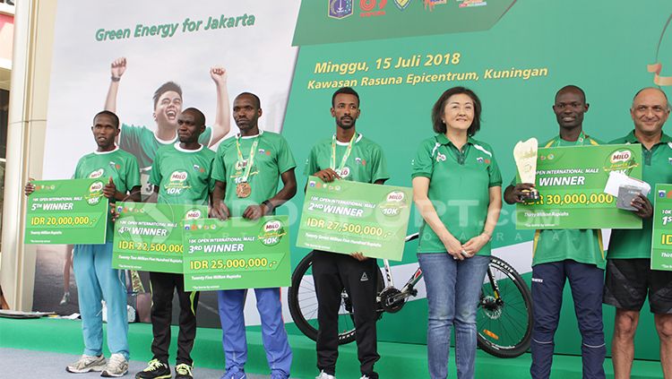 David Kibet (kedua kanan), bersama para jawara Milo International Jakarta 2018 kategori 10K Copyright: © Dimas Ramadhan/INDOSPORT