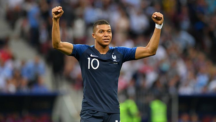 Kylian Mbappe mencetak gol keempat Prancis ke gawang Kroasia. Copyright: © Getty Images