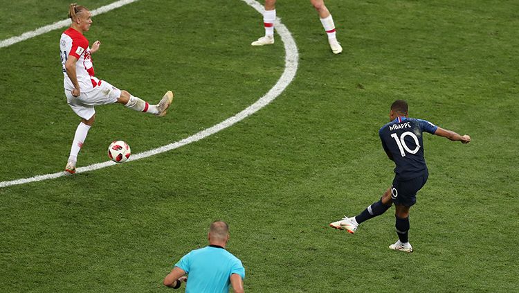Kylian Mbappe mencetak gol keempat Prancis ke gawang Kroasia. Copyright: © Getty Images