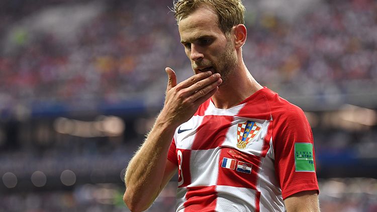 Ivan Strinic tertunduk lesu usai kalah dari Prancis di final Piala Dunia 2018. Copyright: © Getty Images