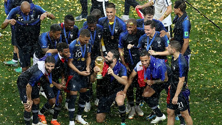 Prancis mengangkat trofi Piala Dunia 2018. Copyright: © Getty Images