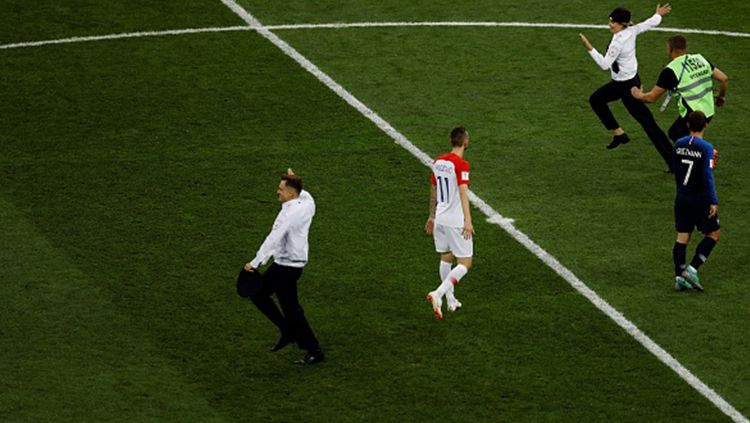 Penonton yang menyusup ke lapangan di laga final Piala Dunia 2018. Copyright: © Getty Images