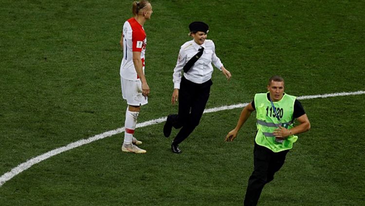 Pussy Riot menyusup ke lapangan di laga final Piala Dunia 2018 yang dijuarai oleh Prancis Copyright: © Getty Images
