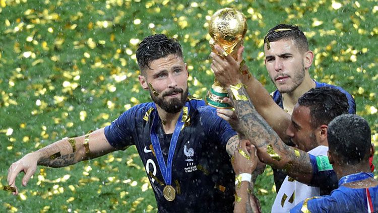 Ekspresi bahagia Olivier Giroud usai berhasil meraih trofi Piala Dunia 2018. Copyright: © Getty Images