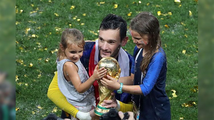 Hugo Lloris merayakan keberhasilan Prancis bersama dua putrinya. Copyright: © Getty Images