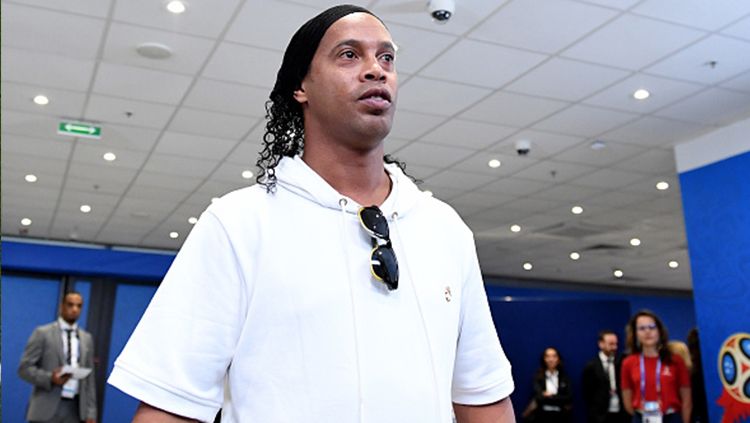 Ronaldinho turut mengisi upacara penutupan Piala Dunia 2018 sebelum dilangsungkannya laga final. Copyright: © Getty Images