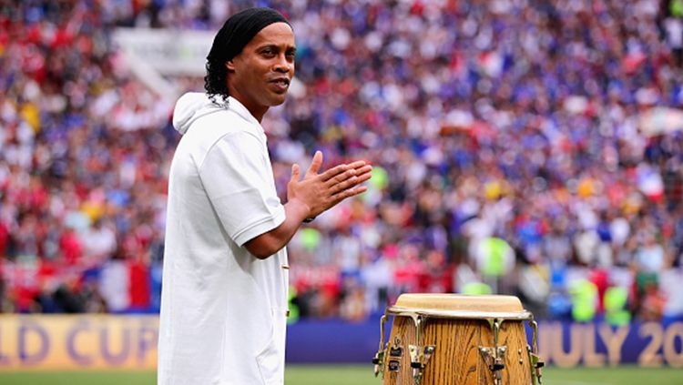 Ronaldinho turut mengisi upacara penutupan Piala Dunia 2018 sebelum dilangsungkannya laga final. Copyright: © Getty Images