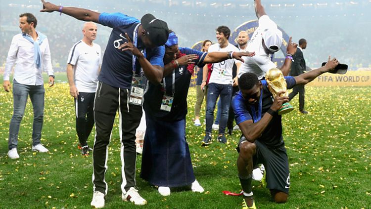 Pogba dan sekeluarga turut larut merayakan keberhasilan Prancis menjuarai Piala Dunia 2018. Copyright: © Getty Images