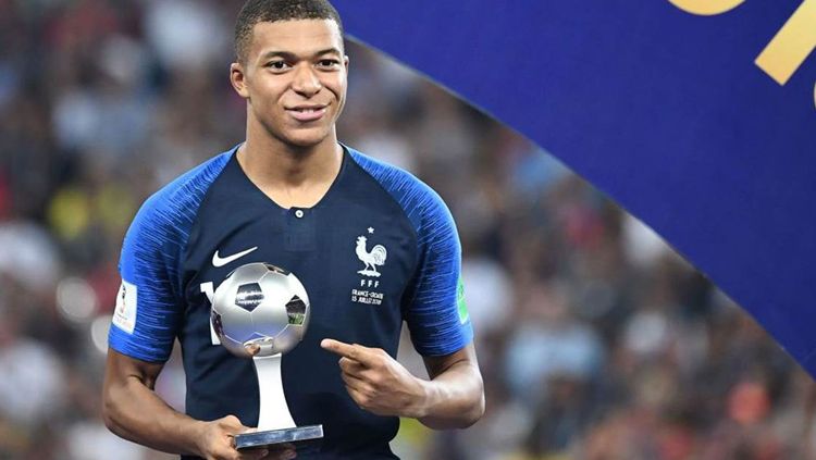 Kylian Mbappe meraih penghargaan sebagai Pemain Muda Terbaik di Piala Dunia 2018. Copyright: © Getty Images