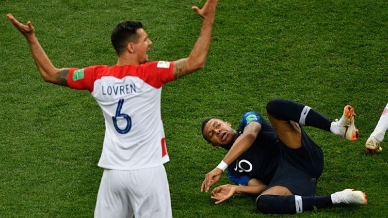 Dejan Lovren vs Kylian Mbappe di Final Piala Dunia 2018. Copyright: © Getty Images