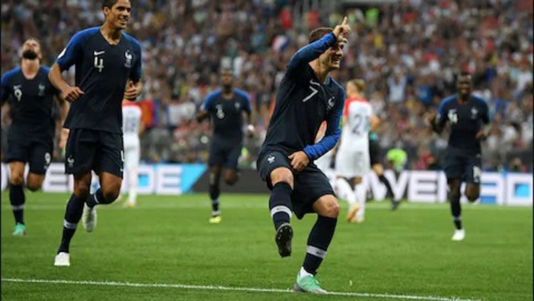 Selebrasi 'L' Antoine Griezmann usai mencetak gol di final Piala Dunia 2018, Minggu (15/07/18) Copyright: © Telegraph