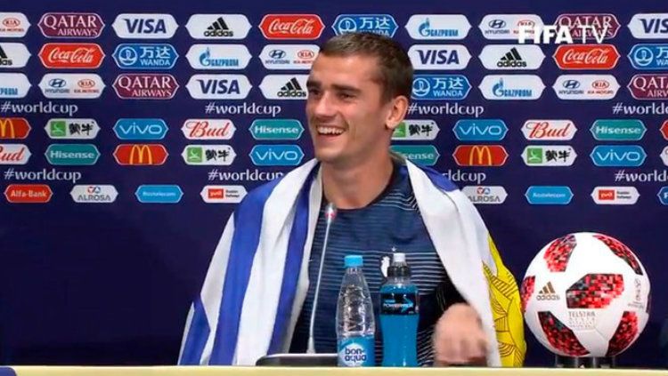 Antoine Griezmann mengenakan bendera Uruguay dalam konferensi pers pasca pertandingan. Copyright: © Sport Archyves