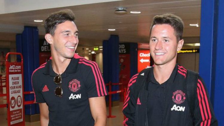 Matteo Darmian dan Ander Herrera jelang keberangkatan ke Amerika Serikat, Minggu (15/07/18). Copyright: &copy; Getty Image