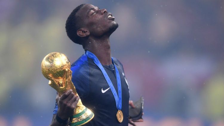 Paul Pogba bersama trofi Piala Dunia 2018. Copyright: © Getty Images
