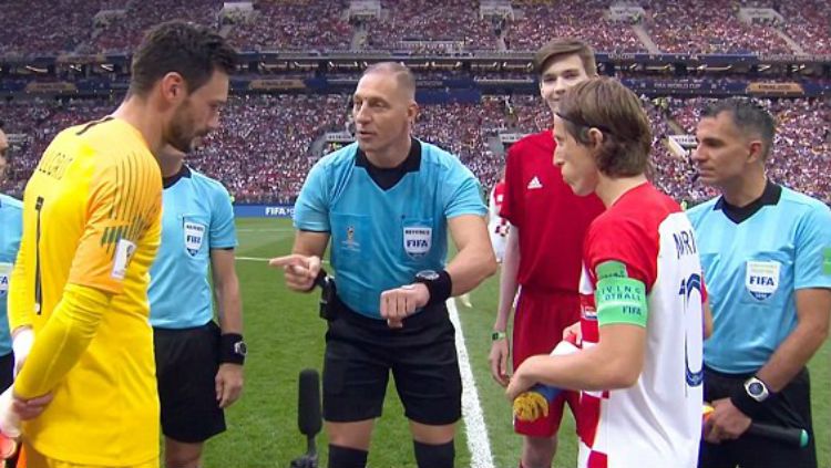 Luka Modric (kanan) melakukan coin toss sebelum pertandingan final Piala Dunia 2018. Copyright: © Daily Mail