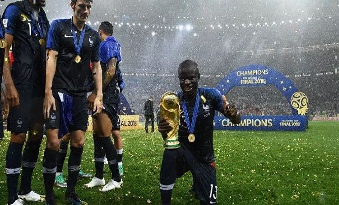 Kante malu-malu memgegang trofi Piala Dunia 2018. AFP/Franck Fife Copyright: © AFP/Franck Fife