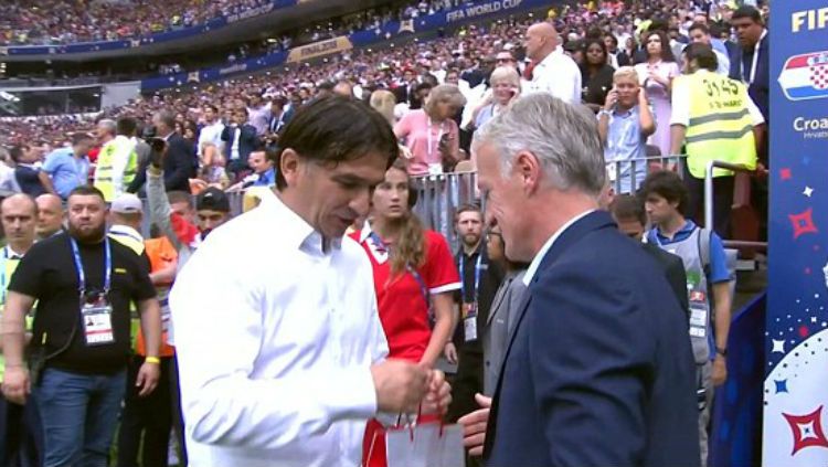 Zlatko Dalic (kiri) memberi Didier Deschamps kenang-kenangan sebelum pertandingan. Copyright: © Daily Mail