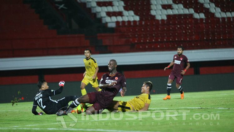 Bruce Djite saat PSM Makassar melawan Bhayangkara FC. Copyright: © Wira Wahyu Utama/INDOSPORT