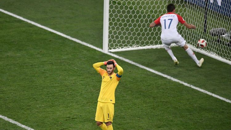 Hugo Lloris lakukan blunder di final Piala Dunia 2018. Copyright: © Getty Images