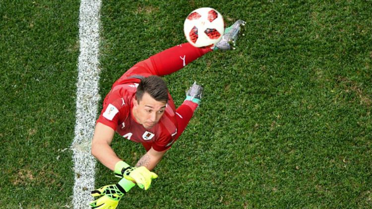 Fernando Muslera saat berusaha menghalau bola di Piala Dunia 2018. Copyright: © Getty Images
