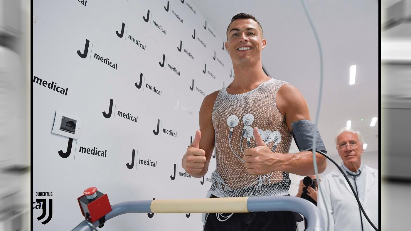 Usai penandatanganan kontrak baru dengan Juventus, Cristiano Ronaldo tiba di J Medical untuk menjalani tes kesehatan (16/07/18) di Turin, Italia. Copyright: © Getty Images