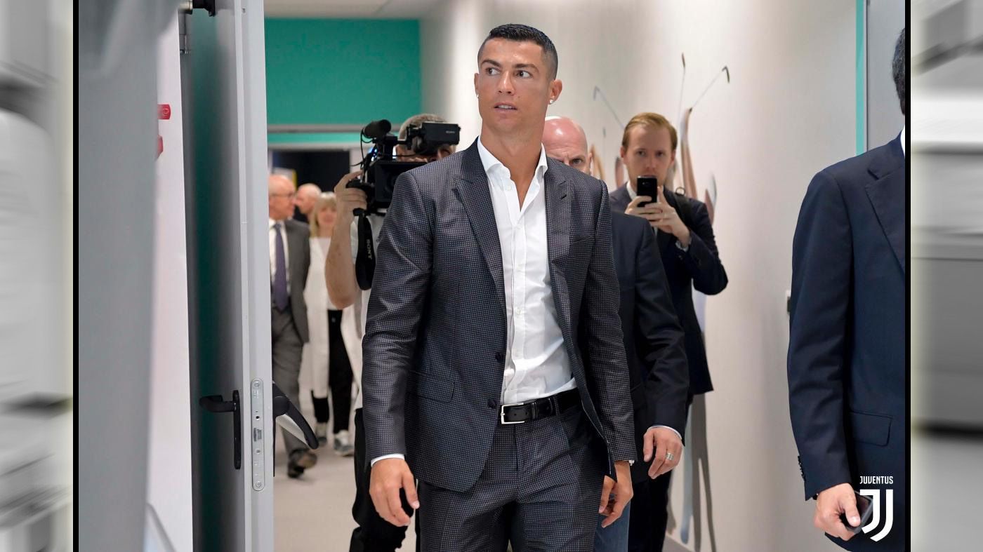 Usai penandatanganan kontrak dan tes kesehatan di J Medical, Cristiano Ronaldo menyempatkan diri untuk menyapa penggemar (16/07/18) di Turin, Italia. Copyright: © Getty Images