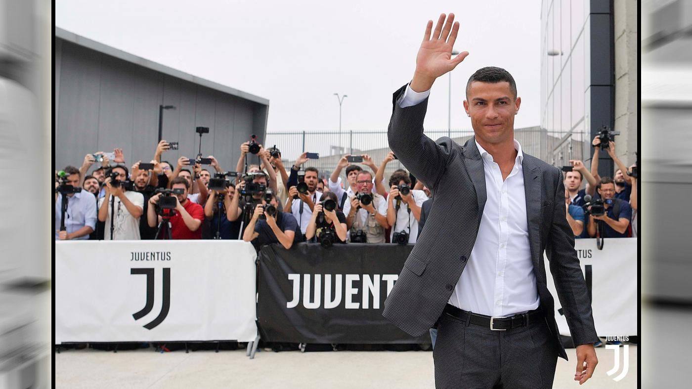 Usai penandatanganan kontrak dan tes kesehatan di J Medical, Cristiano Ronaldo menyempatkan diri untuk menyapa penggemar (16/07/18) di Turin, Italia. Copyright: © Getty Images