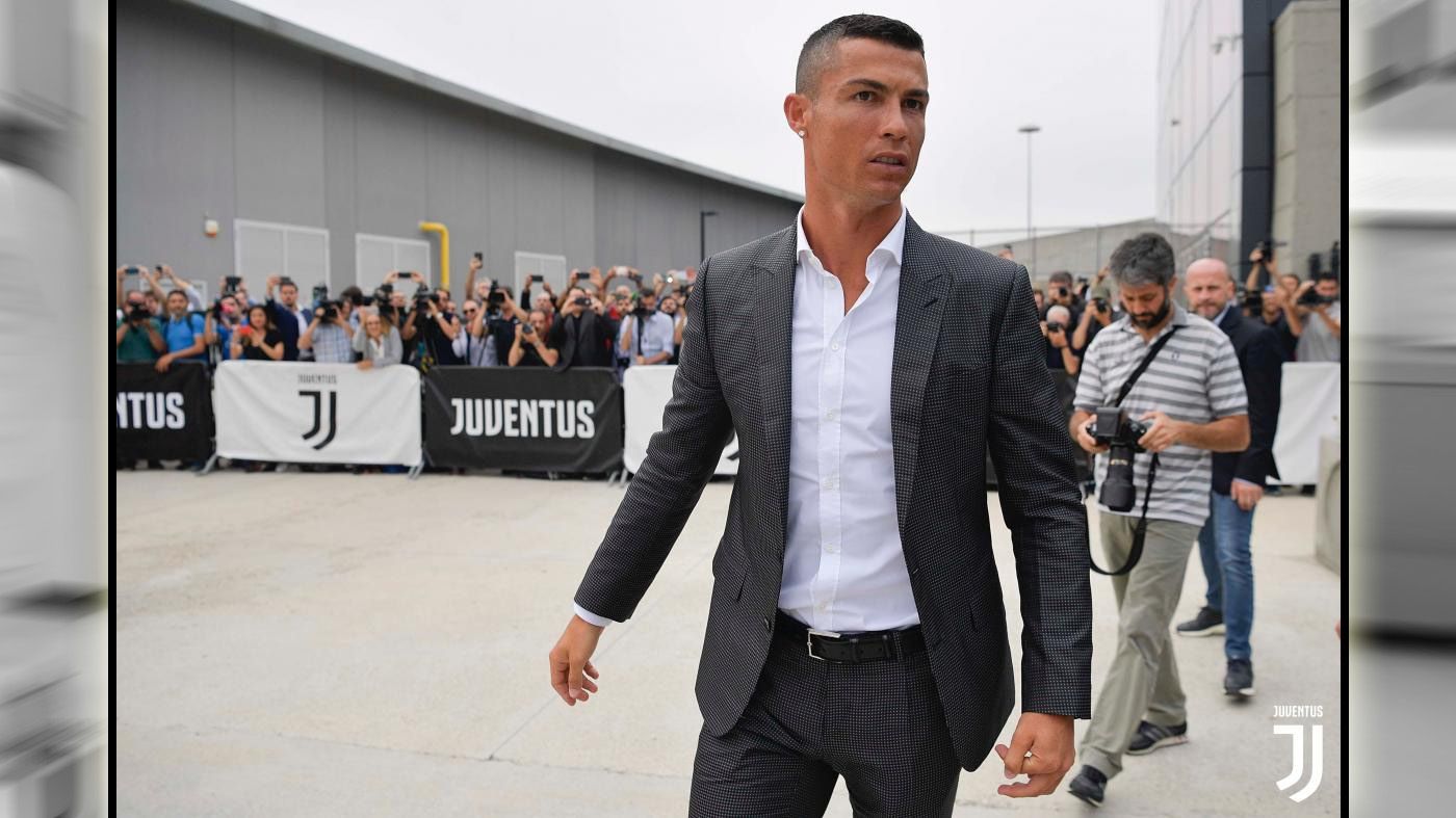 Usai penandatanganan kontrak dan tes kesehatan di J Medical, Cristiano Ronaldo menyempatkan diri untuk menyapa penggemar (16/07/18) di Turin, Italia. Copyright: © Getty Images