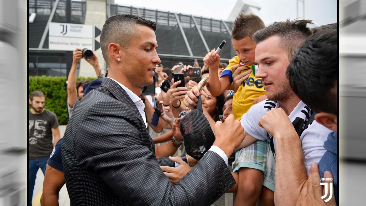 Usai penandatanganan kontrak dan tes kesehatan di J Medical, Cristiano Ronaldo menyempatkan diri untuk menyapa penggemar (16/07/18) di Turin, Italia. Copyright: © Getty Images